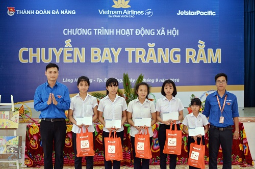 vietnam airlines to chuc chuyen bay trang ram tren may bay