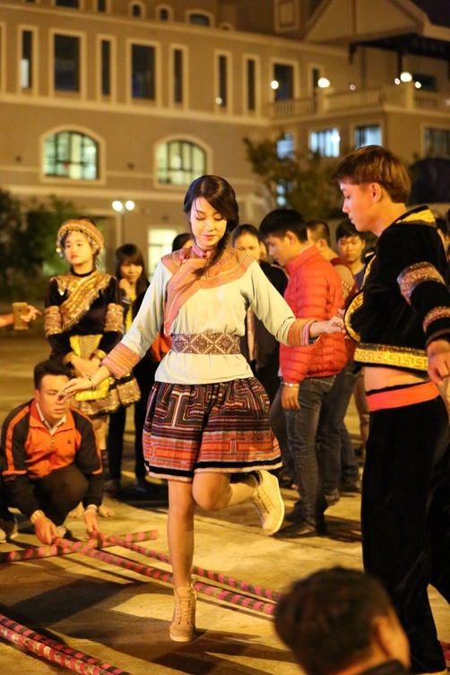 hoa hau do my linh hoa than thanh co gai dan toc