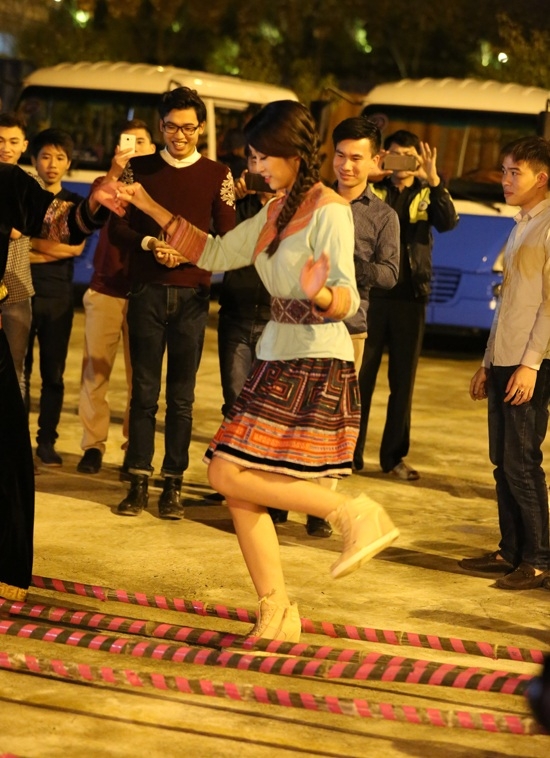 hoa hau do my linh hoa than thanh co gai dan toc