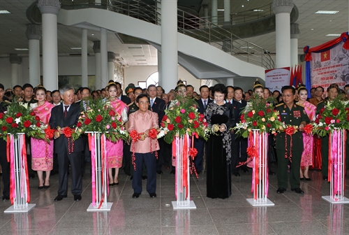 khai mac trien lam anh duong ho chi minh huyen thoai tren dat lao