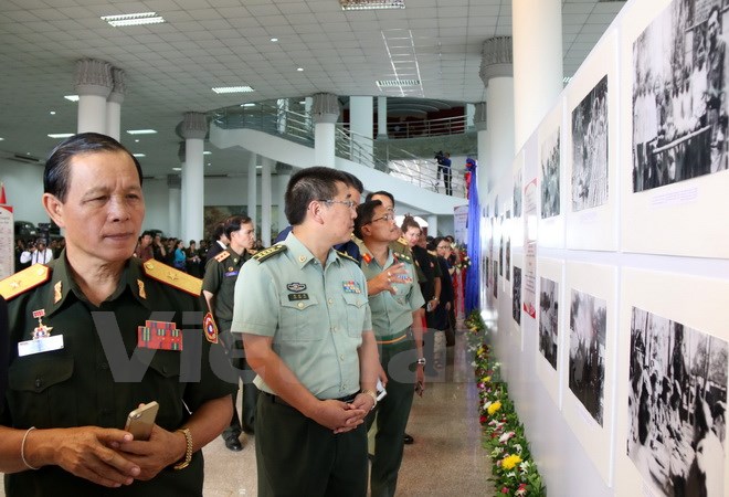 khai mac trien lam anh duong ho chi minh huyen thoai tren dat lao