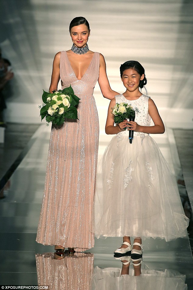 miranda kerr day cuon hut trong tuan le thoi trang milan