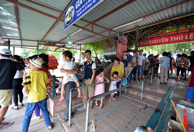 chum anh bien nguoi do ve khu vui choi o ha noi trong ngay dau nghi le quoc khanh