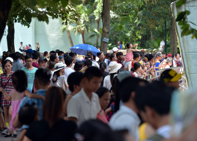 chum anh bien nguoi do ve khu vui choi o ha noi trong ngay dau nghi le quoc khanh
