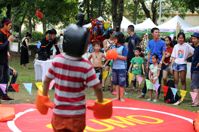 chum anh bien nguoi do ve khu vui choi o ha noi trong ngay dau nghi le quoc khanh