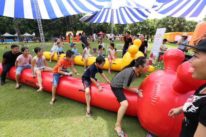 chum anh bien nguoi do ve khu vui choi o ha noi trong ngay dau nghi le quoc khanh