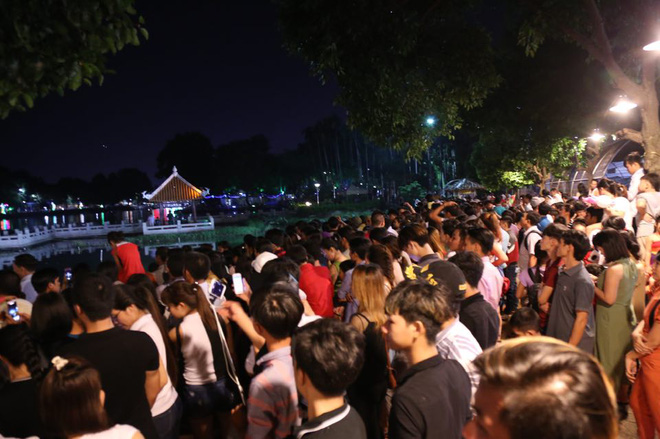 hang ngan nguoi dan do ve cong vien dam sen xem phao hoa mung tet doc lap