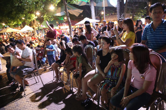 hang ngan nguoi dan do ve cong vien dam sen xem phao hoa mung tet doc lap