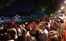 Hàng ngàn người dân đổ về Công viên Đầm Sen xem pháo hoa mừng Tết Độc Lập