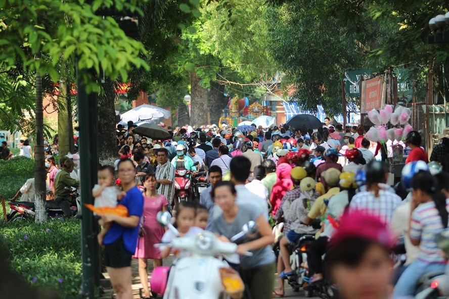 hang nghin nguoi keo den vui choi dip le 29 cong vien thu le that thu