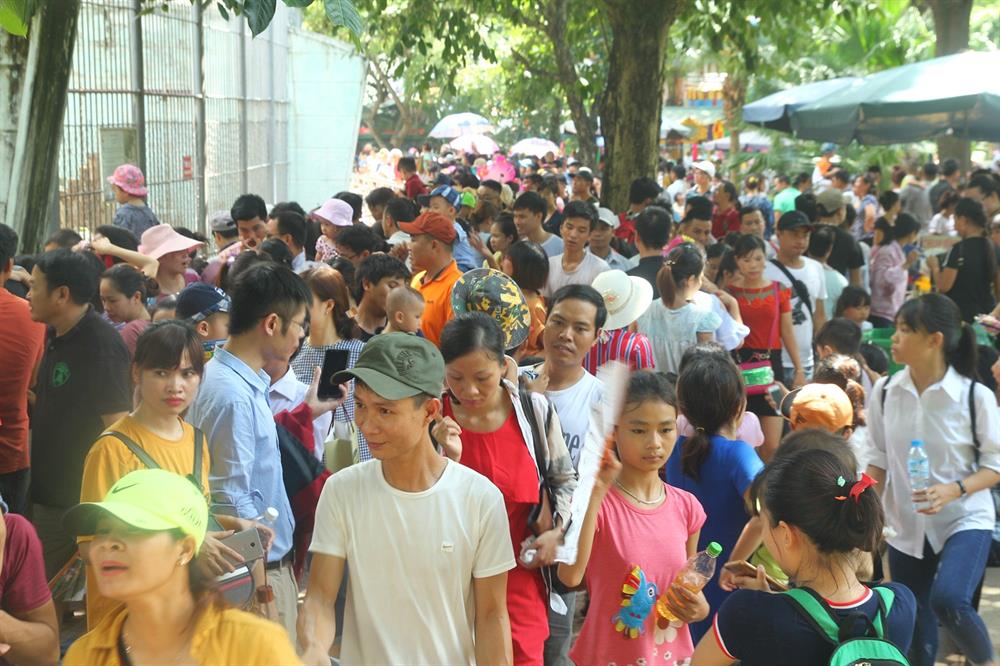 hang nghin nguoi keo den vui choi dip le 29 cong vien thu le that thu