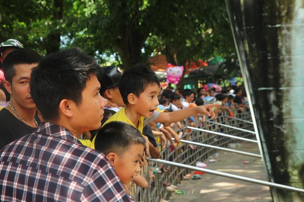 hang nghin nguoi keo den vui choi dip le 29 cong vien thu le that thu