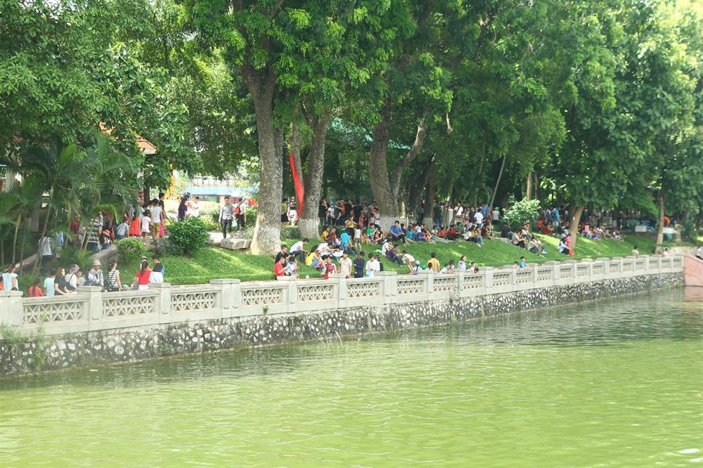 hang nghin nguoi keo den vui choi dip le 29 cong vien thu le that thu