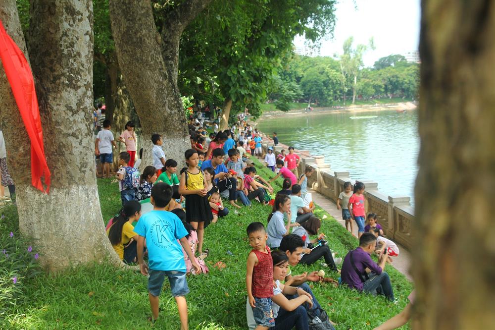 hang nghin nguoi keo den vui choi dip le 29 cong vien thu le that thu