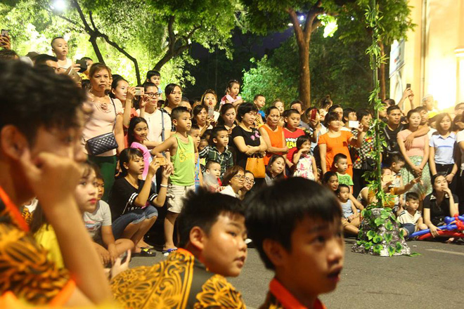 chum anh gioi tre khap moi mien hao huc dao pho dem quoc khanh 29