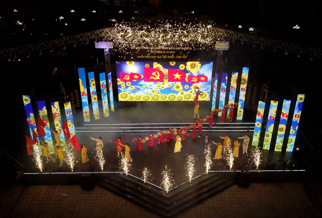 chum anh gioi tre khap moi mien hao huc dao pho dem quoc khanh 29