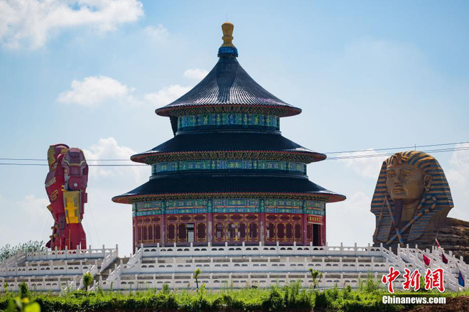 do khoc do cuoi khi chung kien canh sieu anh hung hollywood dung canh gac cho tuong nhan su nhai o trung quoc