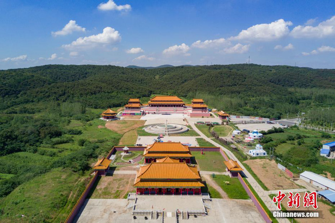 do khoc do cuoi khi chung kien canh sieu anh hung hollywood dung canh gac cho tuong nhan su nhai o trung quoc