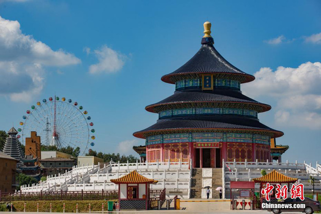 do khoc do cuoi khi chung kien canh sieu anh hung hollywood dung canh gac cho tuong nhan su nhai o trung quoc