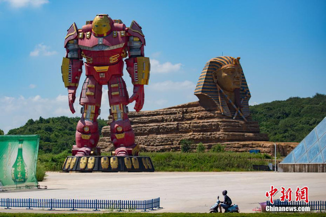 do khoc do cuoi khi chung kien canh sieu anh hung hollywood dung canh gac cho tuong nhan su nhai o trung quoc