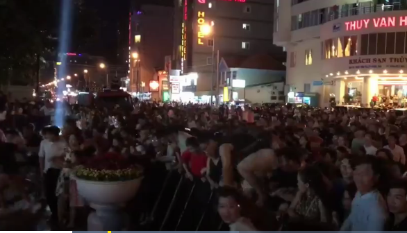 hinh anh khung khiep nhat dip nghi le 29 treo rao giam nat o to con trong dem dai nhac hoi