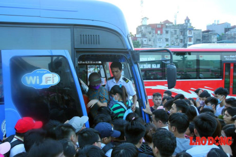 hinh anh khung khiep nhat dip nghi le 29 treo rao giam nat o to con trong dem dai nhac hoi