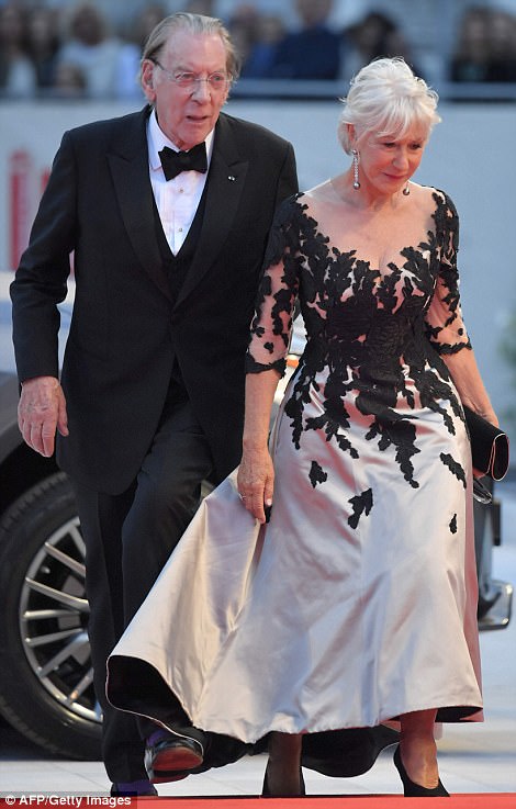 minh tinh 70 tuoi chen ep vong 1 khung tren tham do lhp venice