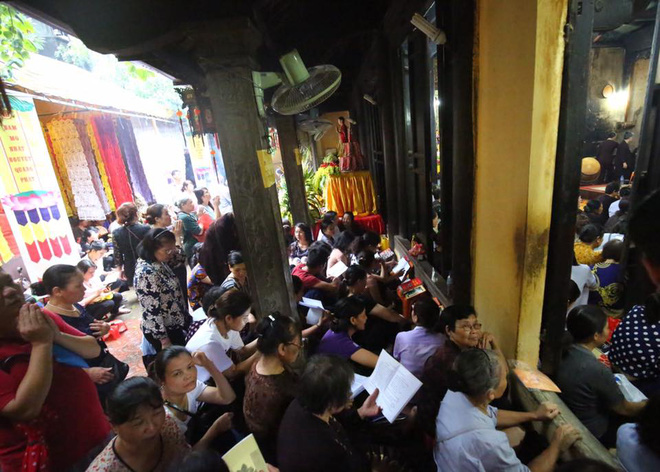 bien nguoi ngoi duoi long duong cau nguyen trong dai le vu lan o chua phuc khanh