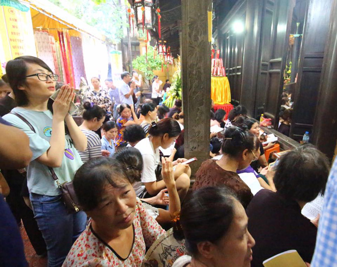 bien nguoi ngoi duoi long duong cau nguyen trong dai le vu lan o chua phuc khanh