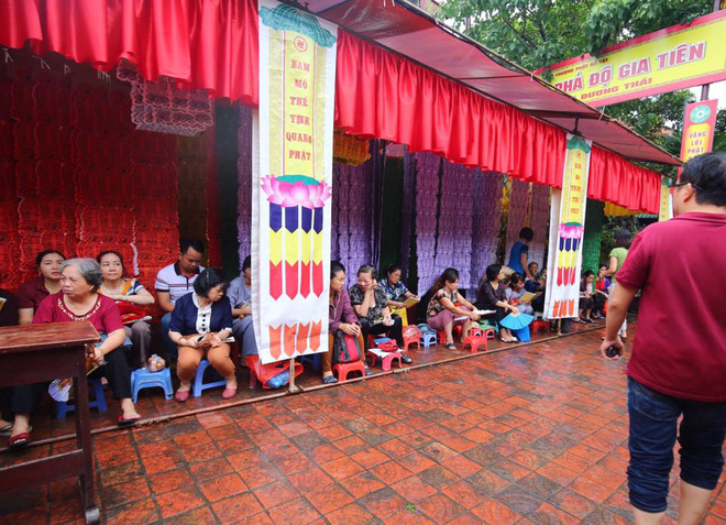 bien nguoi ngoi duoi long duong cau nguyen trong dai le vu lan o chua phuc khanh