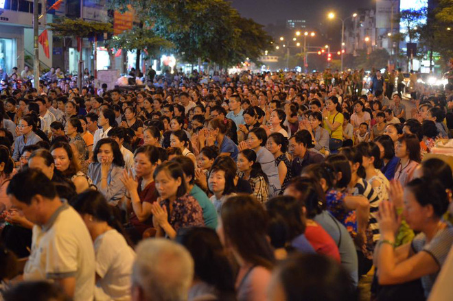 bien nguoi ngoi duoi long duong cau nguyen trong dai le vu lan o chua phuc khanh