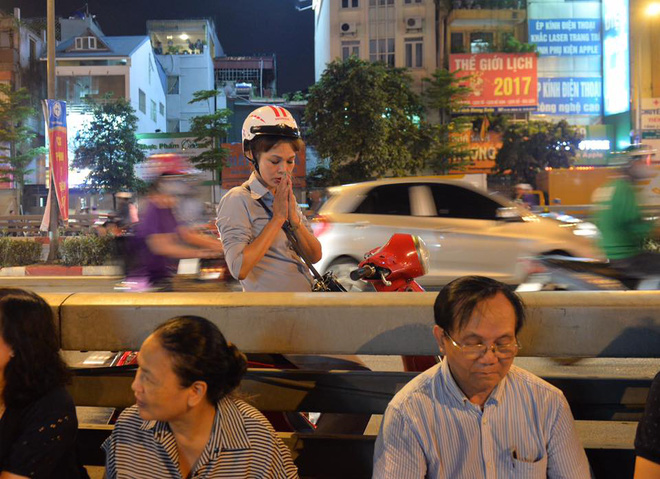 bien nguoi ngoi duoi long duong cau nguyen trong dai le vu lan o chua phuc khanh