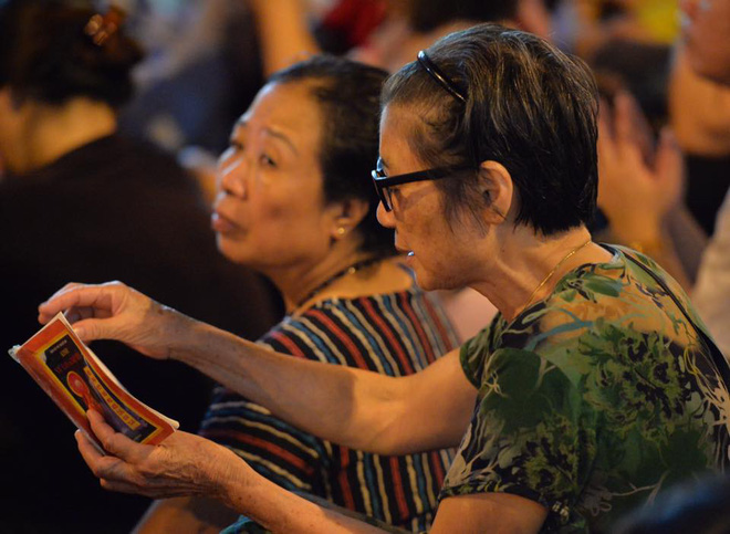 bien nguoi ngoi duoi long duong cau nguyen trong dai le vu lan o chua phuc khanh