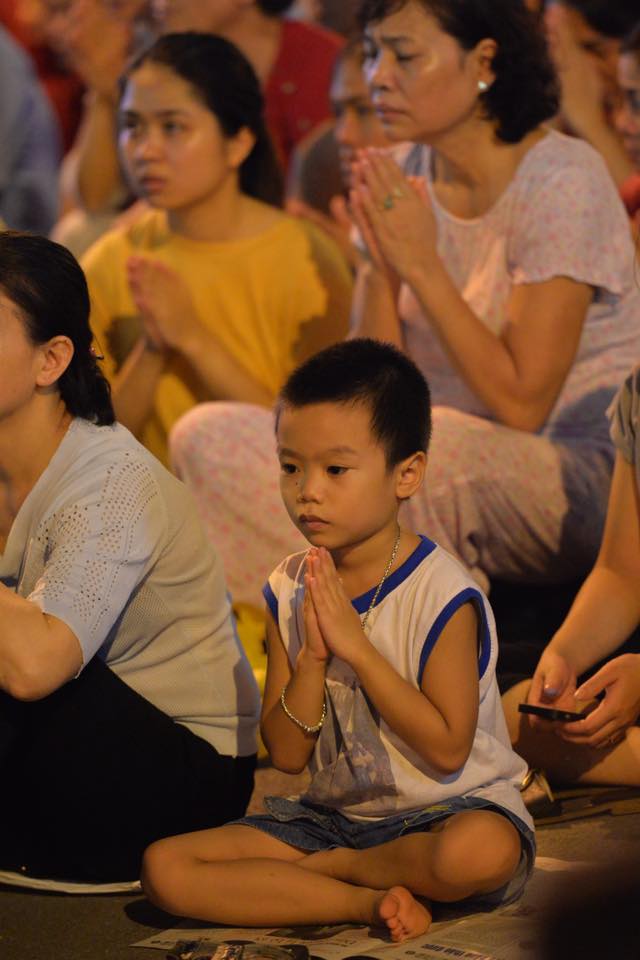 bien nguoi ngoi duoi long duong cau nguyen trong dai le vu lan o chua phuc khanh