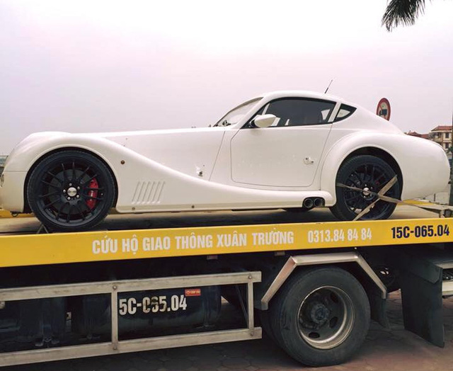 chiec bach ma morgan aero supersports lan banh tren pho ha noi khien bao nguoi tram tro