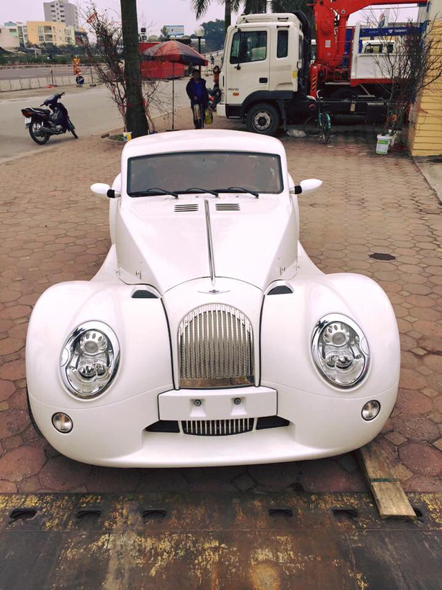 chiec bach ma morgan aero supersports lan banh tren pho ha noi khien bao nguoi tram tro