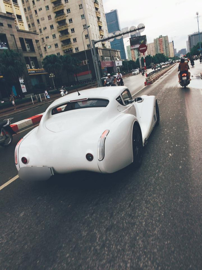 chiec bach ma morgan aero supersports lan banh tren pho ha noi khien bao nguoi tram tro