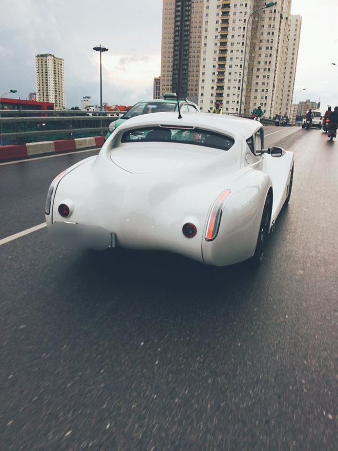 chiec bach ma morgan aero supersports lan banh tren pho ha noi khien bao nguoi tram tro