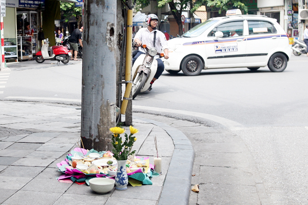 ram thang 7 pho co ha noi mu mit hoa vang ma sai gon chen nhau mua com chay di le chua