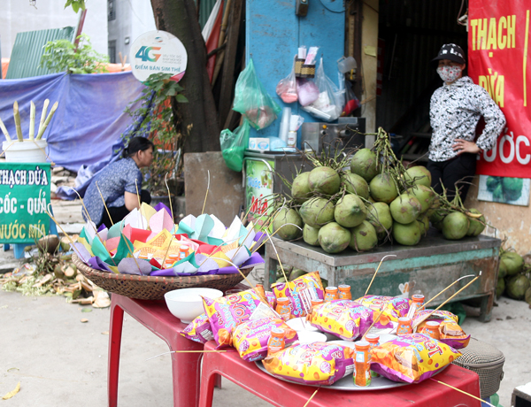 ram thang 7 pho co ha noi mu mit hoa vang ma sai gon chen nhau mua com chay di le chua