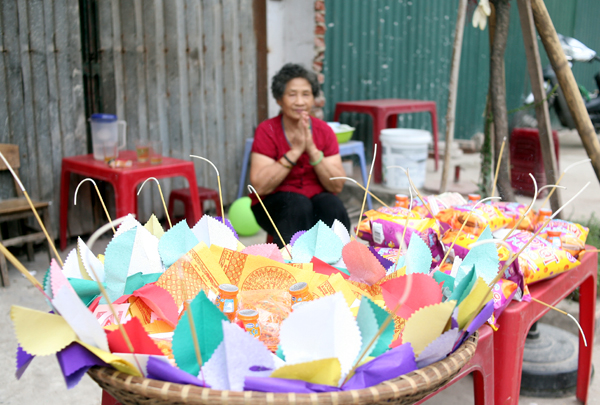 ram thang 7 pho co ha noi mu mit hoa vang ma sai gon chen nhau mua com chay di le chua