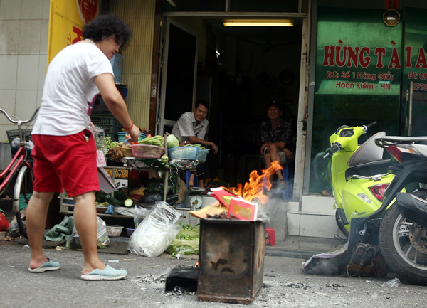 ram thang 7 pho co ha noi mu mit hoa vang ma sai gon chen nhau mua com chay di le chua
