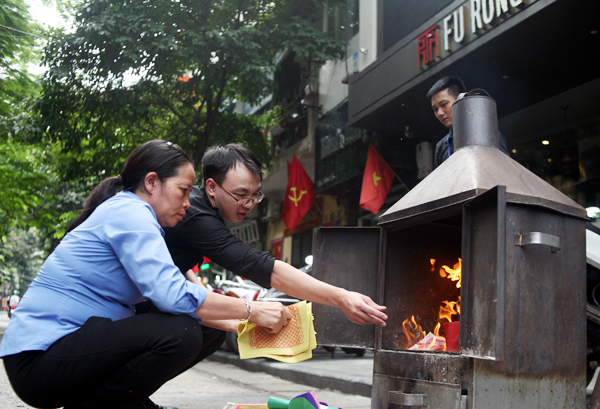ram thang 7 pho co ha noi mu mit hoa vang ma sai gon chen nhau mua com chay di le chua