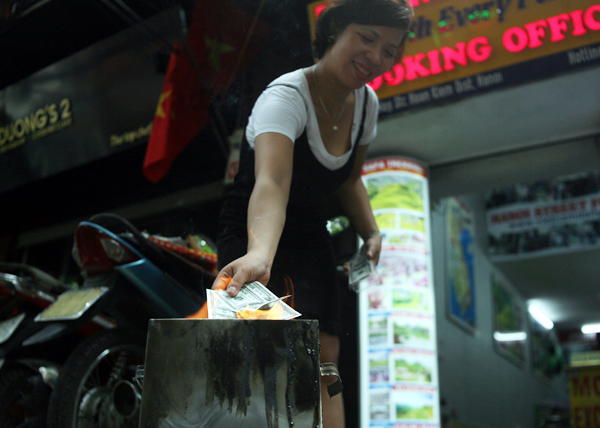 ram thang 7 pho co ha noi mu mit hoa vang ma sai gon chen nhau mua com chay di le chua