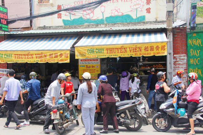ram thang 7 pho co ha noi mu mit hoa vang ma sai gon chen nhau mua com chay di le chua