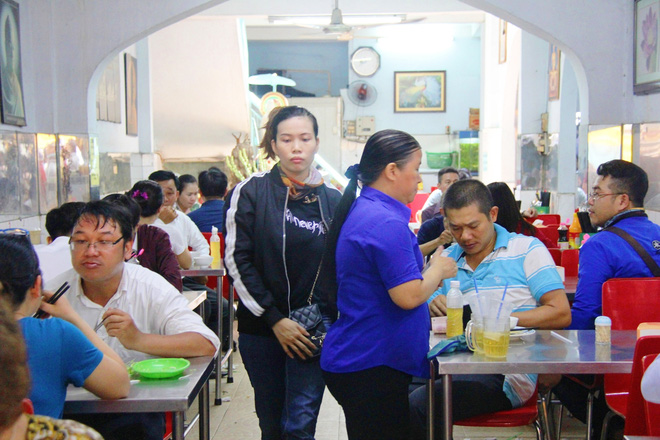 ram thang 7 pho co ha noi mu mit hoa vang ma sai gon chen nhau mua com chay di le chua