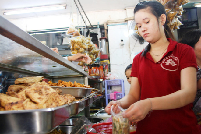 ram thang 7 pho co ha noi mu mit hoa vang ma sai gon chen nhau mua com chay di le chua