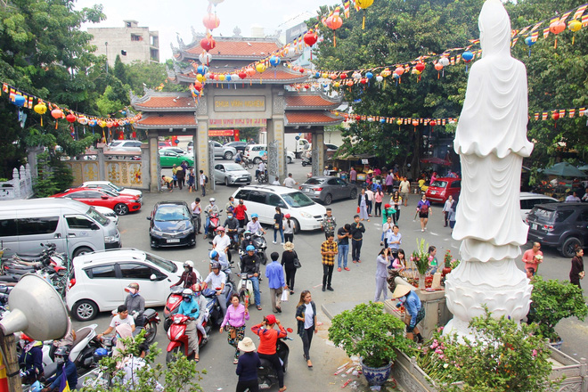 ram thang 7 pho co ha noi mu mit hoa vang ma sai gon chen nhau mua com chay di le chua