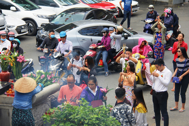 ram thang 7 pho co ha noi mu mit hoa vang ma sai gon chen nhau mua com chay di le chua