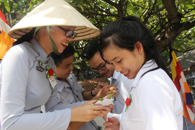 ram thang 7 pho co ha noi mu mit hoa vang ma sai gon chen nhau mua com chay di le chua